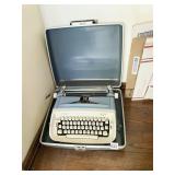 ROYAL SAFARI MANUAL TYPEWRITER IN CASE