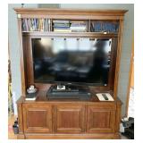 BEAUTIFUL WALL UNIT &TV  IDEAL FOR ENTERTAINMENT