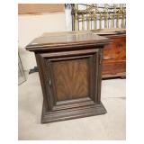 DREXEL HERITAGE SIDE STAND W/ 1 DOOR LIGHT