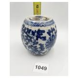 CHINESE BLUE AND WHITE PORCELAIN GINGER JAR