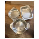 METAL BAKING AND SERVING DISHES IN A VARIETY OF