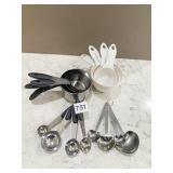 MEASURING CUPS AND SPOONS, KATE AND ASPEN HEART