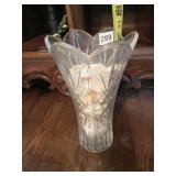 GLASS VASE FILLED WITH SEASHELLS