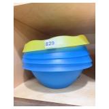 PLASTIC STRAINERS AND BOWLS IN YELLOW AND BLUE