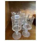 FOOTED SET OF GLASSES