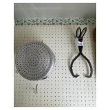 ICE TONGS AND STRAINER