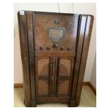 FLOOR MODEL 9K SUPERHETERODYNE RADIO