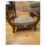 UPHL. CENTER CURVED FOOT OTTOMAN