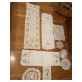 TABLE RUNNERS, DOLLIES