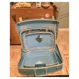 SET OF 3 BLUE NESTING HARD SIDED VINTAGE