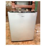 AMANA 2.7 CF MINI FRIDGE, DENT IN FRONT, VERY