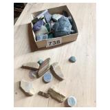 SMALL BOX OF MINERALS AND STONES, SOME POLISHED,