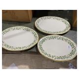 3 HOLIDAY PLATES, 2 MED 1 SMALL