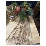 WALL Dï¿½COR W/ TWIG W/ CHRISTMAS ARRANGEMENT