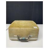 ROYAL QUIET DE LUX MANUAL TYPEWRITER IN CASE