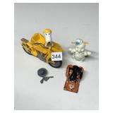 SNOOPY TOY, COWBOY HAT AND GUN PIN, PLASTIC