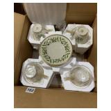 HOLIDAY PATTERN LUNCHEON SET FOR 4