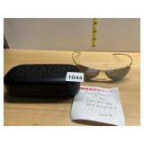 PALADINE SUNGLASSES IN CASE 1 LENSE IS LOOSE