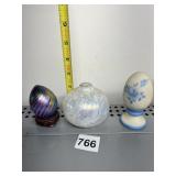 FENTON EGG W/ PEDESTAL, ART GLASS OPALESCENT VASE