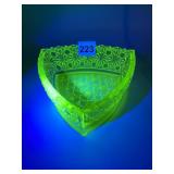 TRIANGLE SHAPE DAISY AND BUTTON DISH