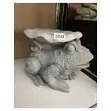 RESIN FROG AND LILY PAD DECORATION