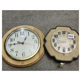 2 CLOCKS, ELECTRIC & BATTERY OPERATED