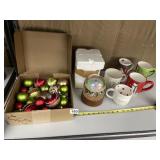 CHRISTMAS MUGS NO STAINS WITH ORNAMENTS NICE