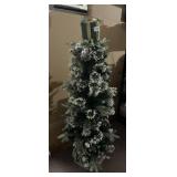 LIGHTED DECORATIVE CHRISTMAS TREE