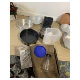 MIXED LOT OF BAKEWARE AND KITCHEN ITEMS INCLUDING
