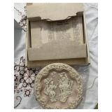 CERAMIC DECORATIVE PLATE WITH SCALLOPED EDGE IN