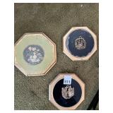 2 GOLD WALL PLAQUES, MIRRORED PICTURE W/ FLOWER