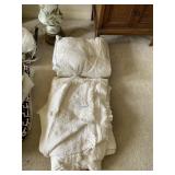 2 QUEEN SIZE WHITE BEDSPREADS