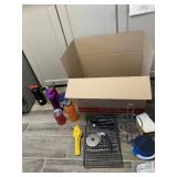 MIXED KITCHEN ITEMS INCLUDING WIRE COOLING RACKS,