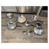 SET OF STAINLESS-STEEL COOKWARE COMPRISING