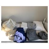 MIXED LOT OF BEDDING TEXTILES INCLUDING