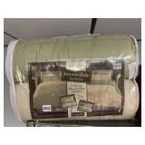 FULL QUEEN NEW COMFORTER