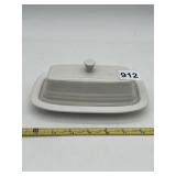 WHITE CERAMIC COVERED CASSEROLE DISH -