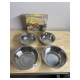 PET SUPPLIES LOT - 4 STAINLESS STEEL DOG BOWLS,