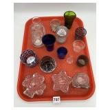 COLLECTION OF VINTAGE AND DECORATIVE GLASSWARE.