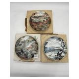 SET OF THREE DECORATIVE COLLECTOR PLATES.