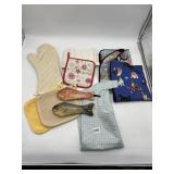 COLLECTION OF VINTAGE KITCHEN TEXTILES AND