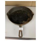 ANTIQUE CAST IRON SKILLET - TWO-SPOUT POURING