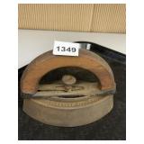 VINTAGE CAST IRON & WOOD SADIRON TRIVET - WOODEN