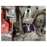 CONTENTS OF WALL STAPLE GUN