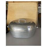 WAGNER WARE MAGNALITE ROASTING PAN.