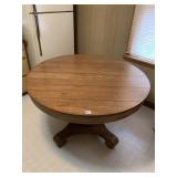 OAK PEDESTAL DINING TABLE W/ LEAF, ROUND TOP.