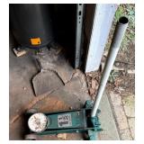 FLOOR JACK, 1 1/2 TON CAPACITY.