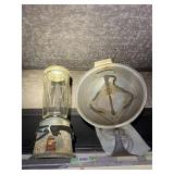 VINTAGE LIQUIDIZER BLENDER W/ GLASS PITCHER.