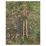 VINTAGE ARROWS & WOODEN RECURVE BOW - ASSORTED