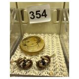 VTG COSTUME JEWELRY LOT W/ BROOCHES & PENDANTS.